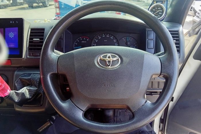 TOYOTA 2WD 2017 3.0 MT COMMUTER WHITE 1190 full