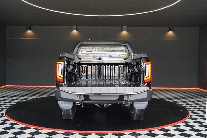 TRAVO OVERLAND PLUS 4WD 2026 2.8 AT DOUBLE CAB BLACK  24596 full