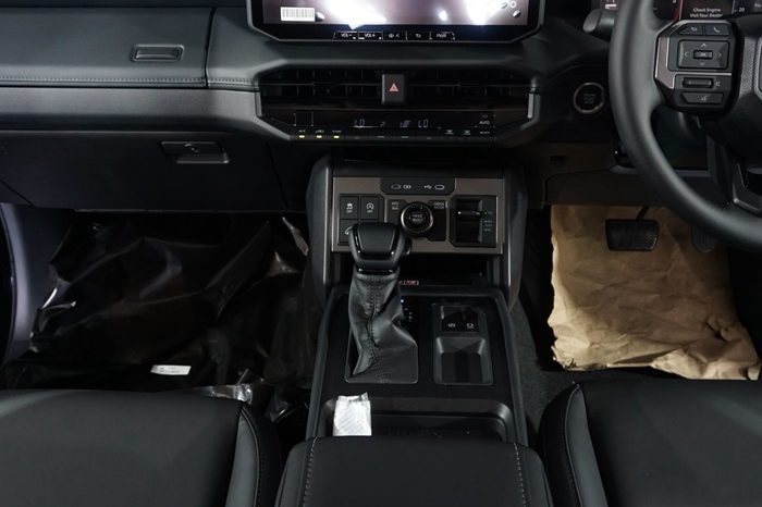 TRAVO OVERLAND PLUS 4WD 2026 2.8 AT DOUBLE CAB BLACK  24596 full