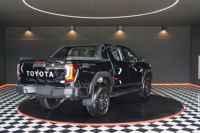 TRAVO OVERLAND PLUS 4WD 2026 2.8 AT DOUBLE CAB BLACK  24596 full