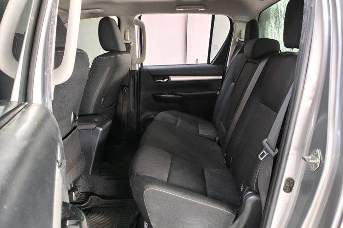 REVO 4WD 2021 2.4 MID MT DOUBLE CAB SILVER 4103 full