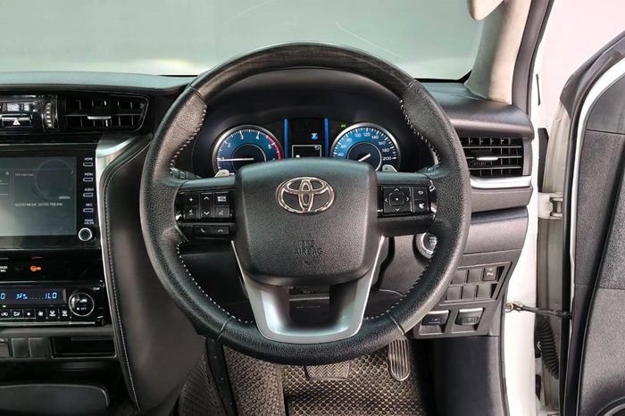 TOYOTA 2WD 2023 2.4V AT FORTUNER WHITE  5390 full