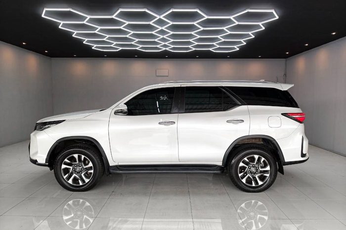 TOYOTA 2WD 2023 2.4V AT FORTUNER WHITE  5390 full