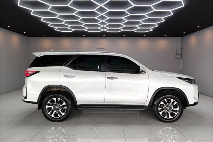 TOYOTA 2WD 2023 2.4V AT FORTUNER WHITE  5390 full