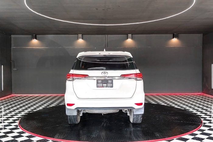 TOYOTA 2WD 2018 2.4V AT FORTUNER WHITE  7320 full
