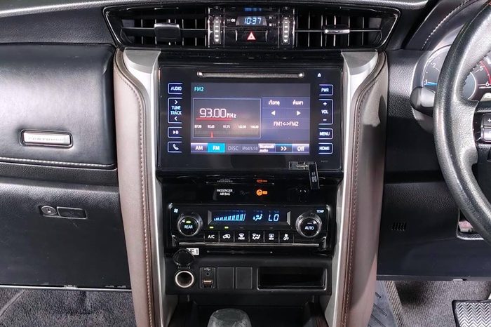 TOYOTA 2WD 2018 2.4V AT FORTUNER WHITE  7320 full