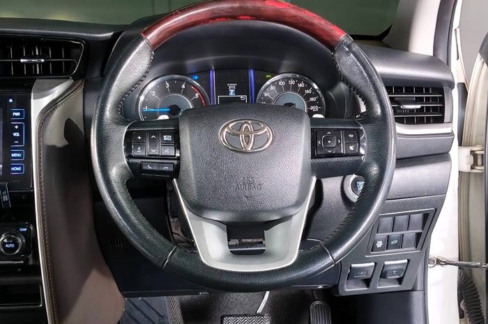 TOYOTA 2WD 2018 2.4V AT FORTUNER WHITE  7320 full