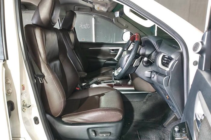 TOYOTA 2WD 2018 2.4V AT FORTUNER WHITE  7320 full