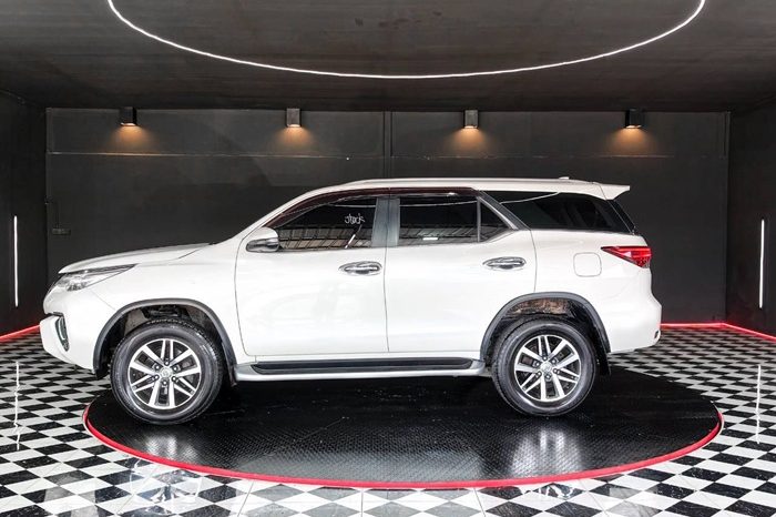 TOYOTA 2WD 2018 2.4V AT FORTUNER WHITE  7320 full