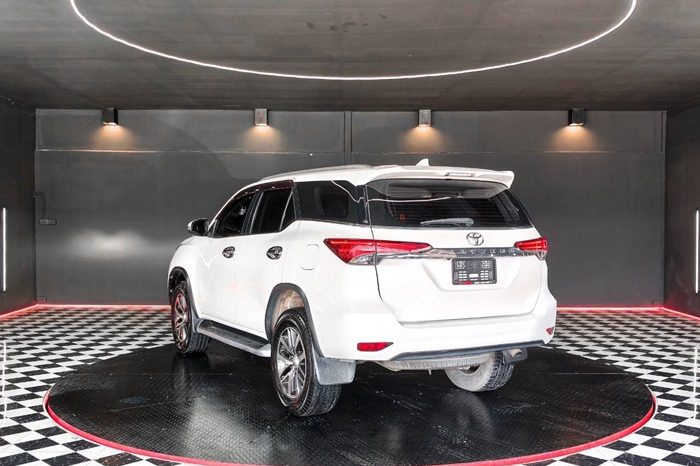 TOYOTA 2WD 2018 2.4V AT FORTUNER WHITE  7320 full