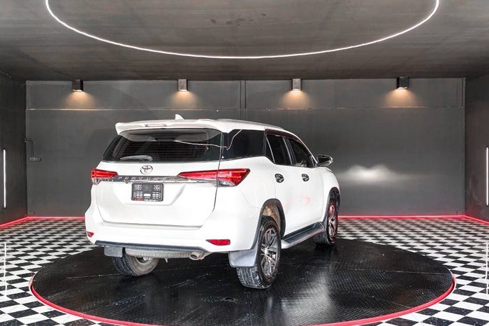 TOYOTA 2WD 2018 2.4V AT FORTUNER WHITE  7320 full