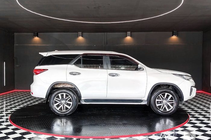 TOYOTA 2WD 2018 2.4V AT FORTUNER WHITE  7320 full