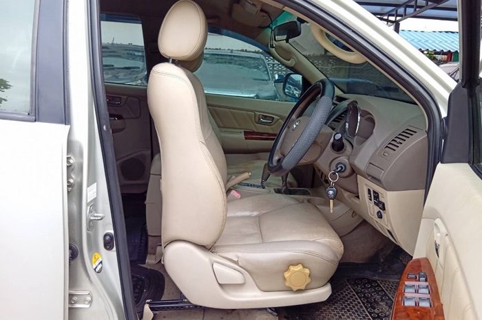 TOYOTA 4WD 2005 2.7V AT FORTUNER SILVER 7625 full