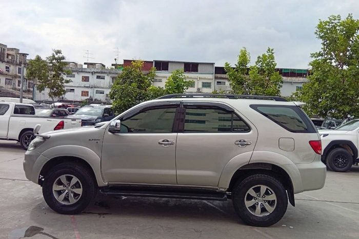 TOYOTA 4WD 2005 2.7V AT FORTUNER SILVER 7625 full