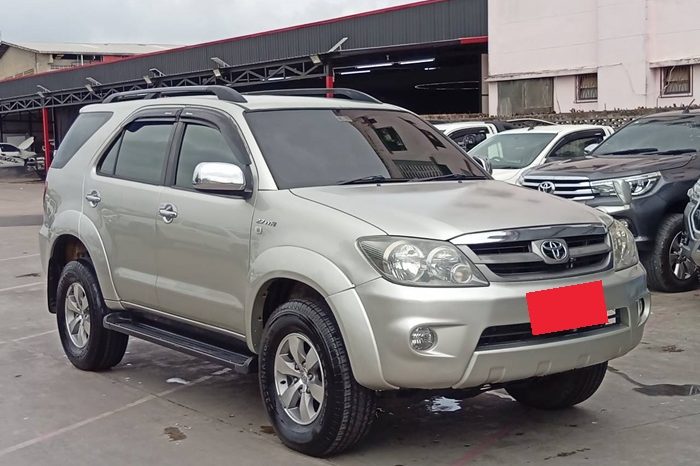 TOYOTA 4WD 2005 2.7V AT FORTUNER SILVER 7625 full