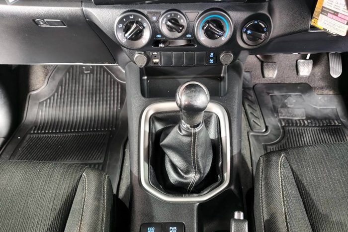 REVO PRE 2021 2.4 MID AT DOUBLE CAB SILVER  9061 full