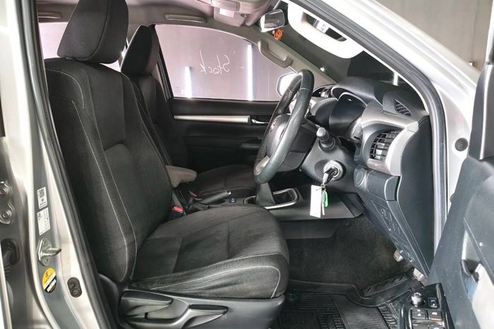 REVO PRE 2021 2.4 MID AT DOUBLE CAB SILVER  9061 full