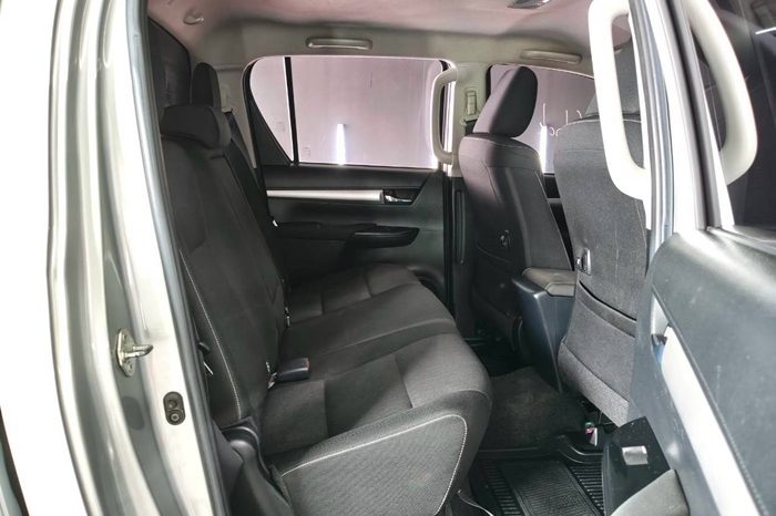 REVO PRE 2021 2.4 MID AT DOUBLE CAB SILVER  9061 full