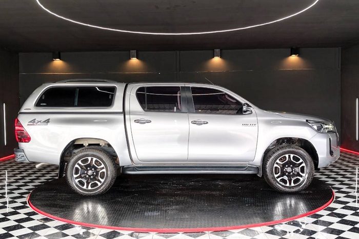 REVO PRE 2021 2.4 MID AT DOUBLE CAB SILVER  9061 full