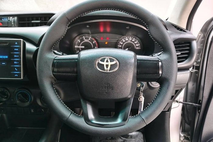 REVO 4WD 2017 2.8J MT STANDARD SILVER  9965 full