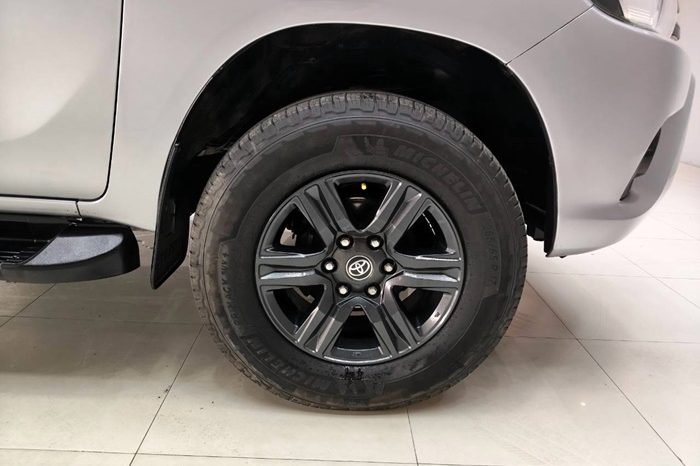 REVO 4WD 2017 2.8J MT STANDARD SILVER  9965 full