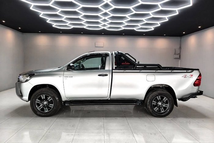 REVO 4WD 2017 2.8J MT STANDARD SILVER  9965 full