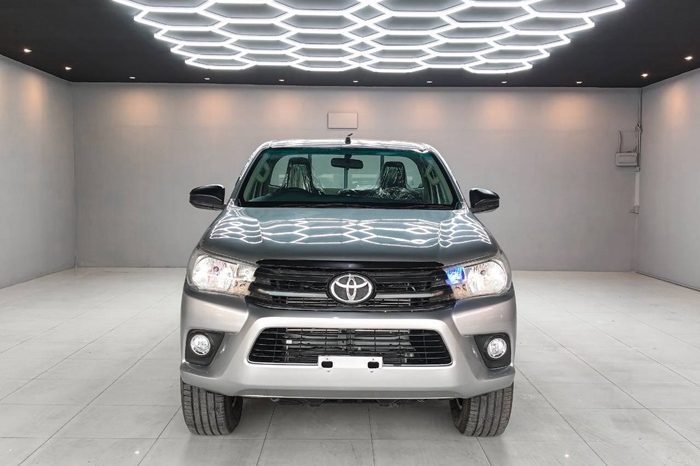 REVO 4WD 2017 2.8J MT STANDARD SILVER  9965 full