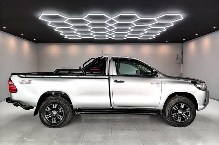 REVO 4WD 2017 2.8J MT STANDARD SILVER  9965 full