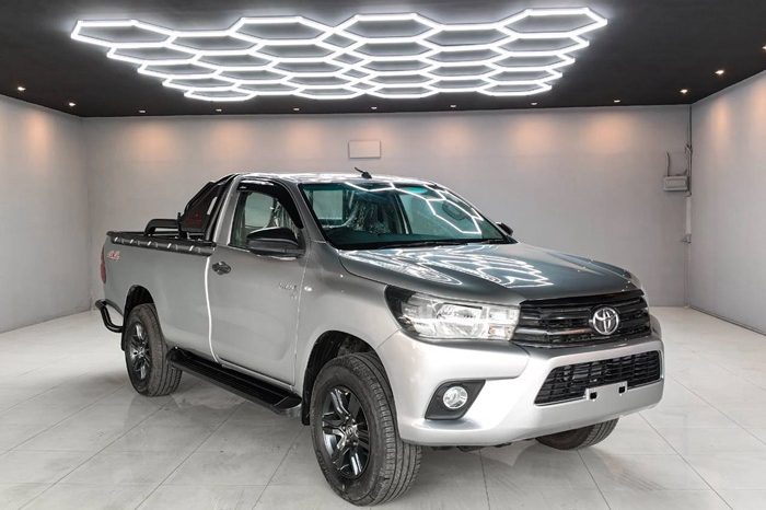 REVO 4WD 2017 2.8J MT STANDARD SILVER  9965 full