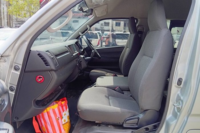 TOYOTA 2WD 2017 3.0 MT COMMUTER SILVER  2025 full