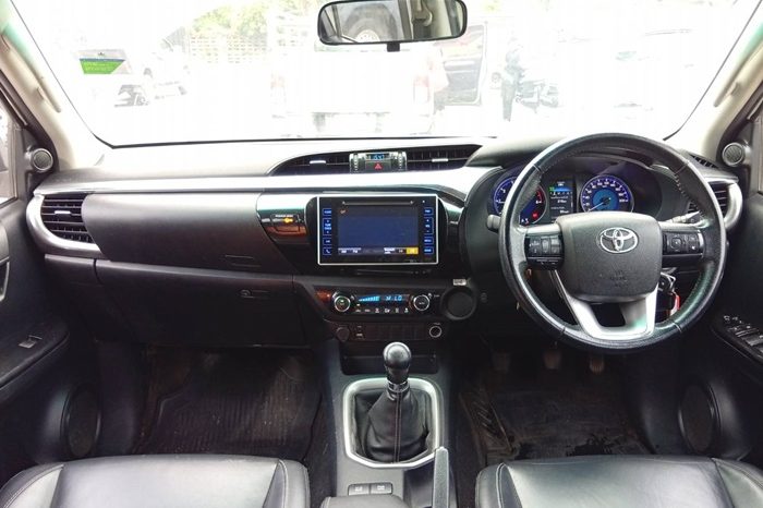 REVO PRE 2018 2.4G MT DOUBLE CAB WHITE 8716 full