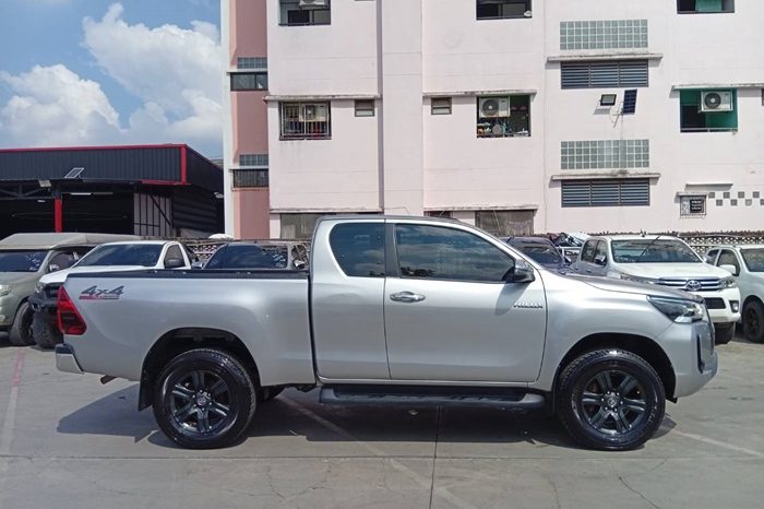 REVO 4WD 2021 2.4 MID MT SAMRT CAB SILVER 8875 full