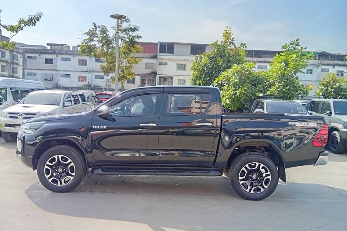REVO PRE 2022 2.4 MID AT DOUBLE CAB BLACK 750 full