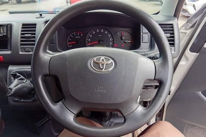 TOYOTA 2WD 2017 3.0 MT COMMUTER SILVER  7579 full