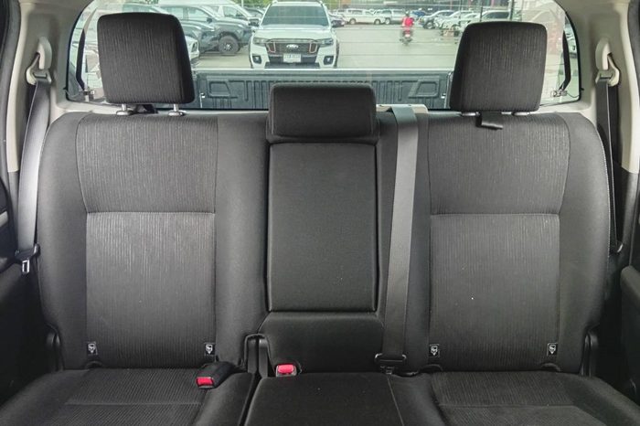 REVO PRE 2019 2.4E AT DOUBLE CAB SILVER  5777 full