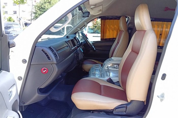 TOYOTA 2WD 2019 3.0 AT COMMUTER WHITE  3700 full