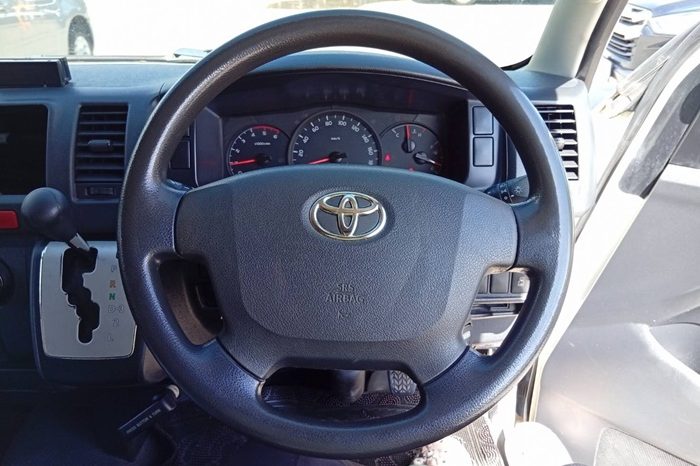 TOYOTA 2WD 2019 3.0 AT COMMUTER WHITE  3700 full
