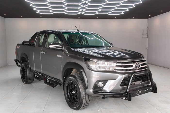 REVO 4WD 2017 2.4J AT SMART CAB DARK GREY  7590 full