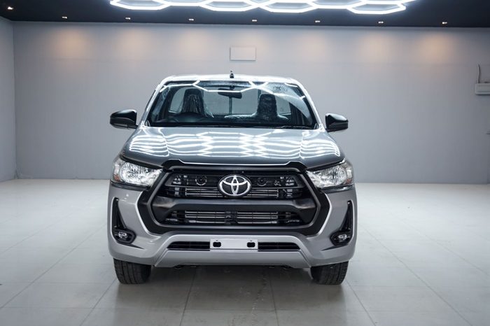 REVO 2WD 2021 2.4J MT STANDARD SILVER  1057 full
