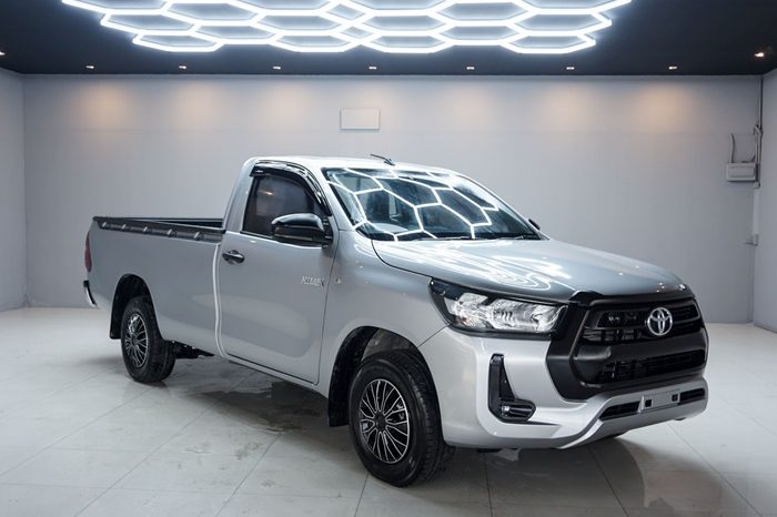 REVO 2WD 2021 2.4J MT STANDARD SILVER  1057 full
