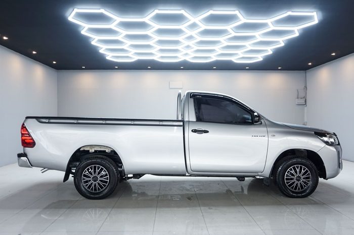 REVO 2WD 2021 2.4J MT STANDARD SILVER  1057 full