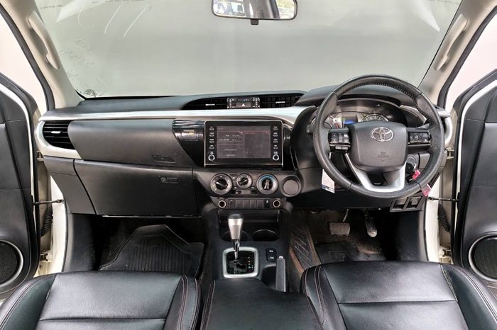 REVO PRE 2022 2.4 MID AT DOUBLE CAB WHITE  1199 full