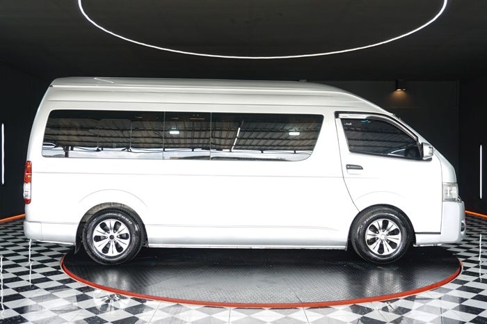 TOYOTA 2WD 2019 3.0 AT COMMUTER SILVER  1361 full