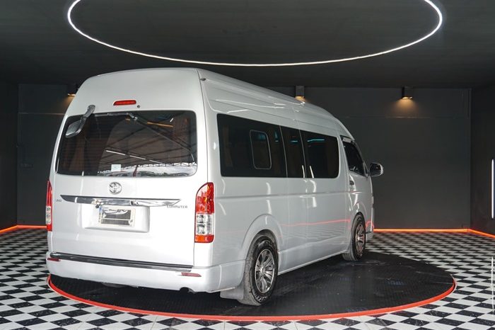 TOYOTA 2WD 2019 3.0 AT COMMUTER SILVER  1361 full