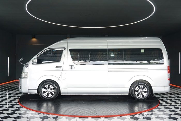 TOYOTA 2WD 2019 3.0 AT COMMUTER SILVER  1361 full