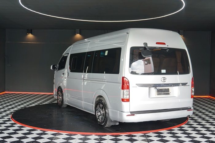 TOYOTA 2WD 2019 3.0 AT COMMUTER SILVER  1361 full