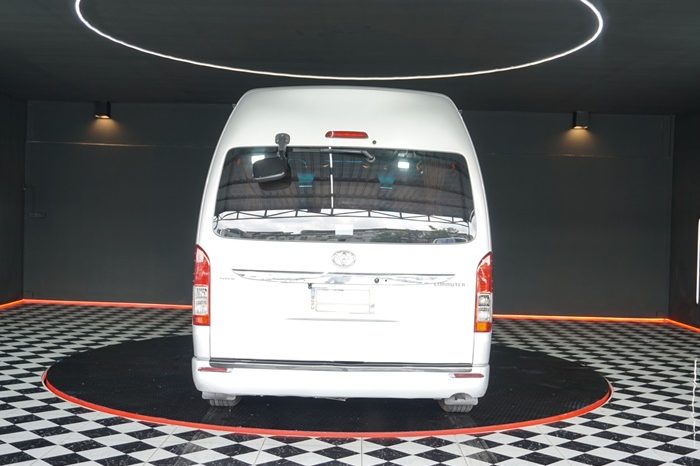 TOYOTA 2WD 2019 3.0 AT COMMUTER SILVER  1361 full