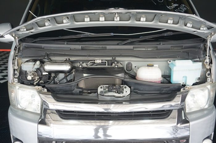 TOYOTA 2WD 2019 3.0 AT COMMUTER SILVER  1361 full