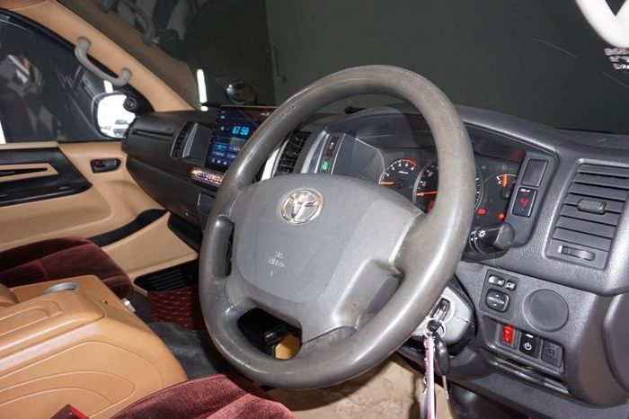 TOYOTA 2WD 2019 3.0 AT COMMUTER SILVER  1361 full