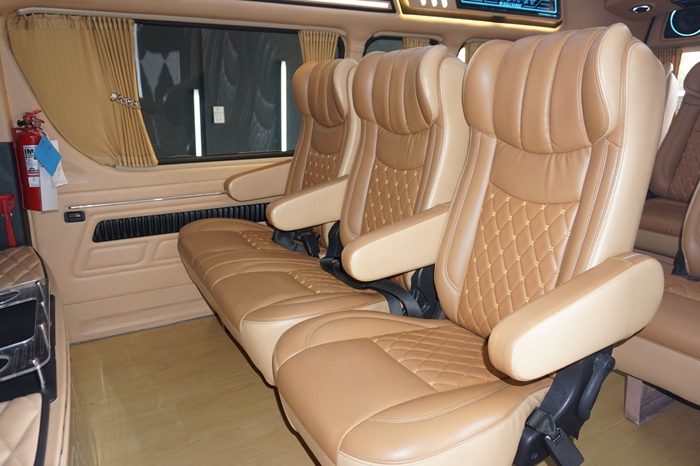 TOYOTA 2WD 2019 3.0 AT COMMUTER SILVER  1361 full
